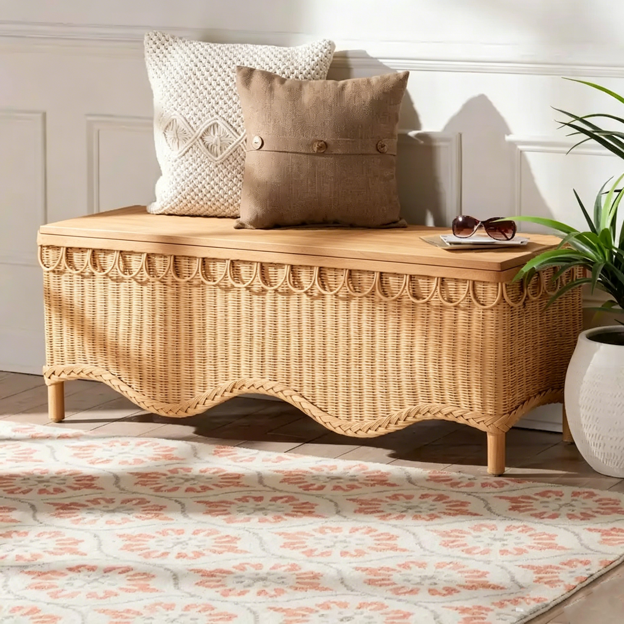 Banc d'appoint Bohème en rotin couleur miel clair avec bord festonné