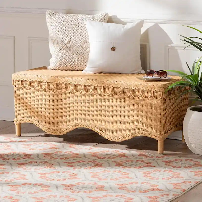 Banc d'appoint Bohème en rotin couleur miel clair avec bord festonné