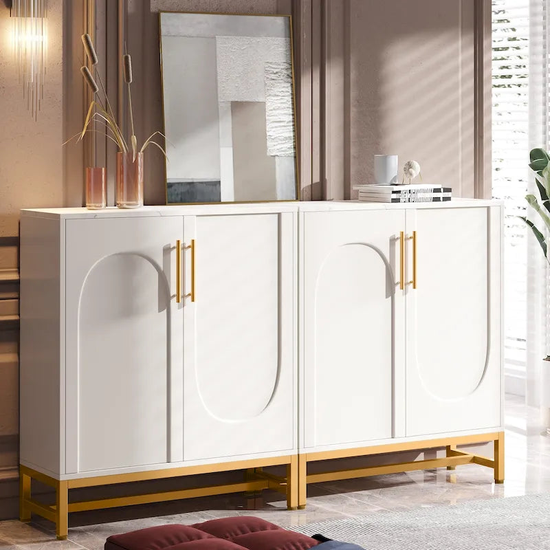 Un buffet moderne à quatre portes avec espace de rangement.