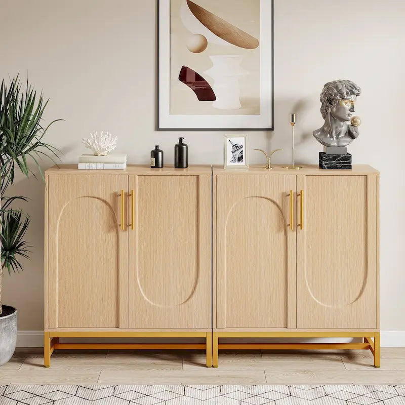 Un buffet moderne à quatre portes avec espace de rangement.