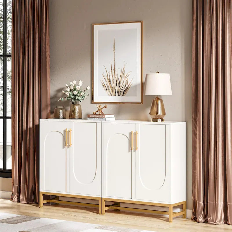 Un buffet moderne à quatre portes avec espace de rangement.