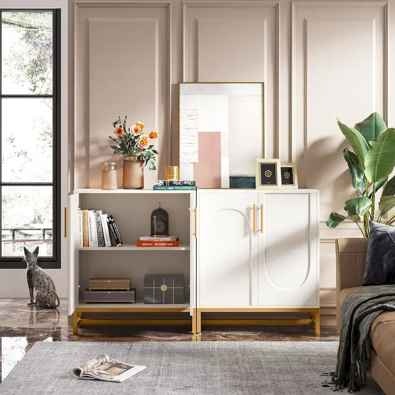 Un buffet moderne à quatre portes avec espace de rangement.