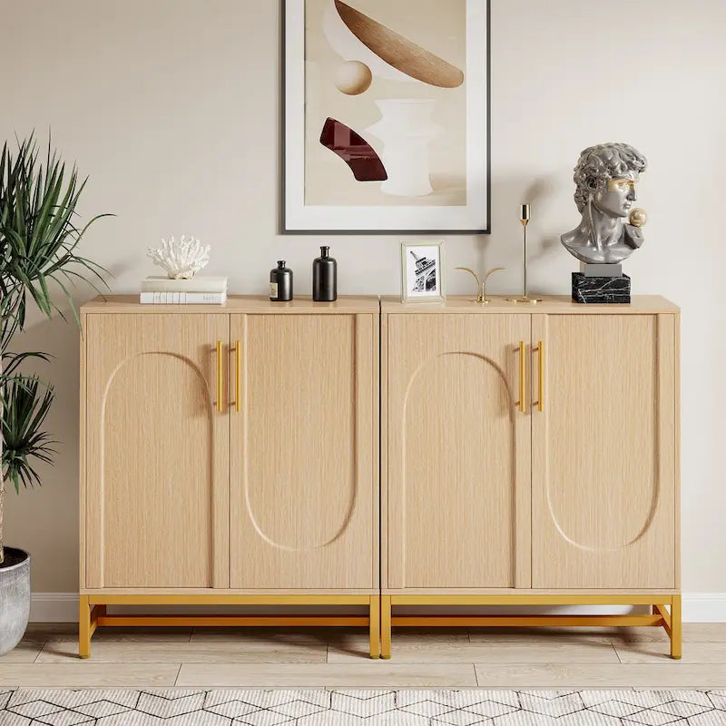 Un buffet moderne à quatre portes avec espace de rangement.