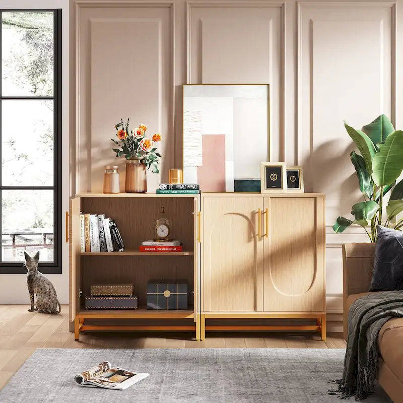 Un buffet moderne à quatre portes avec espace de rangement.
