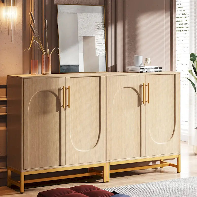 Un buffet moderne à quatre portes avec espace de rangement.