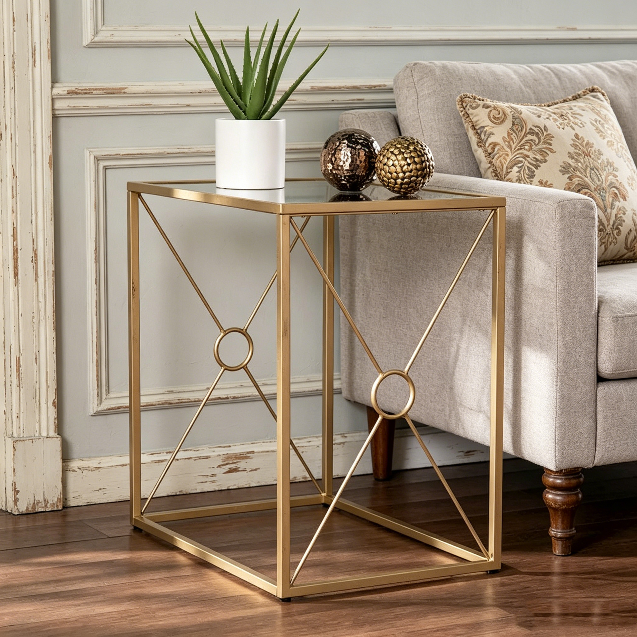 Table d'appoint en métal doré, style transitionnel