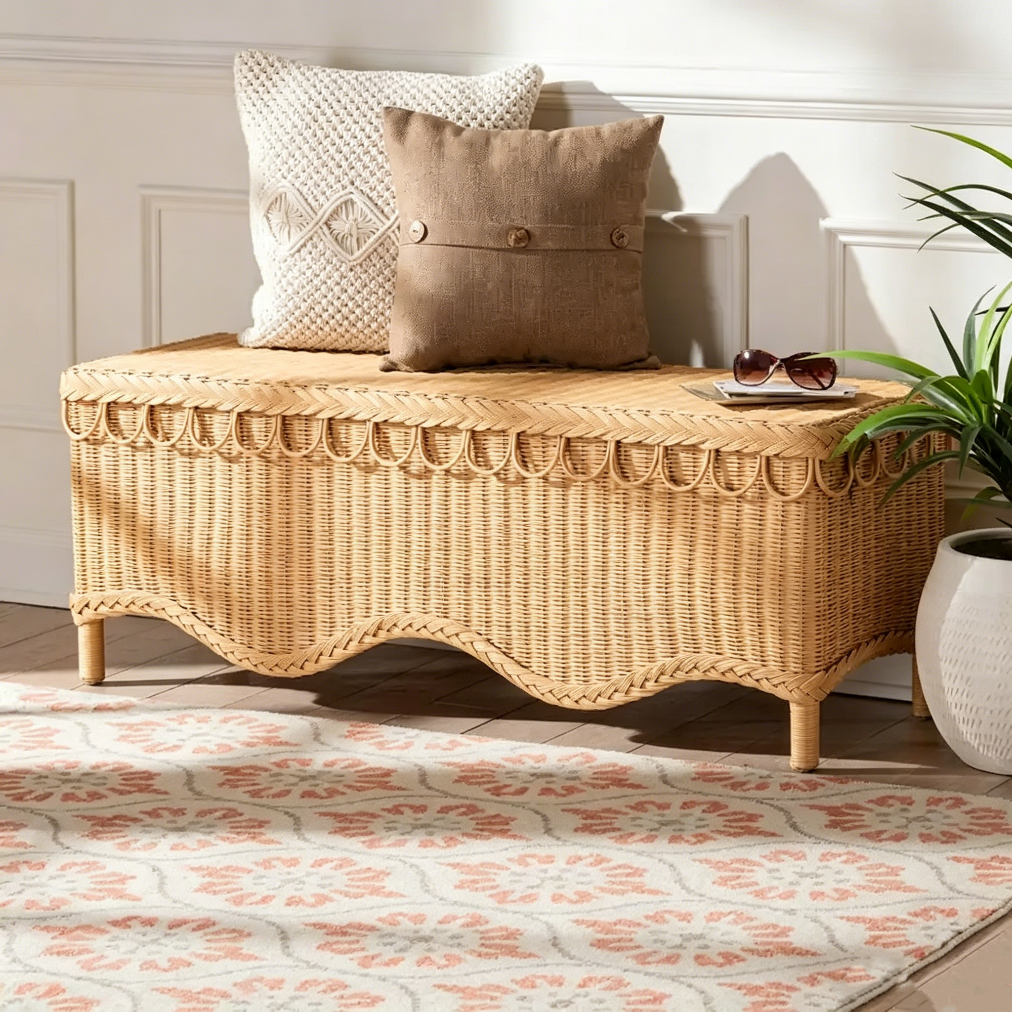 Banc d'appoint Bohème en rotin couleur miel clair avec bord festonné